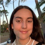 Estudiante de Educación Primaria de la UPV apta para enseñar a niños y niñas de 6 a 12 años